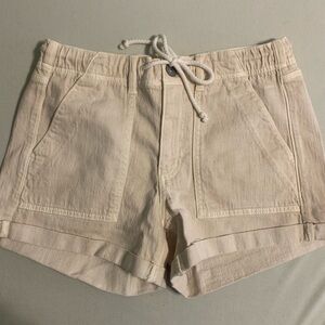 American Eagle women’s stretch tomgirl shorts in cream- size 6